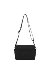 Bandolera de diseño rectangular en color marrón, con múltiples compartimentos con cierre. Presenta una correa larga ajustable y desmontable en color negro, y el logo de la marca en la parte frontal inferior.