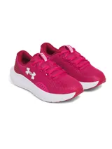 Championes de running Under Armour modelo Charged Surge 4, color fucsia con suela blanca. Presentan parte superior de malla transpirable con refuerzos sintéticos, amortiguación Charged Cushioning en la entresuela y logo de la marca en el lateral.