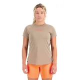 Remera deportiva color beige con logo New Balance estampado en naranja en el pecho.