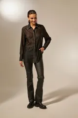 Camisa negra traslúcida de lyocell con cuello clásico, cierre frontal con botones y detalles de strass en cuello, botones y puños.