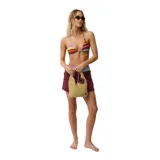 Conjunto de bikini Rip Curl con diseño de rayas multicolor, compuesto por un corpiño triangular deslizante y bombacha de talle alto con lazos ajustables en los laterales.