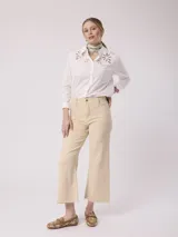 Camisa negra de algodón con cuello clásico y bordados calados en el canesú.