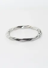 Pulsera esclava elastizada de acero quirúrgico plateado con diseño ondulado.