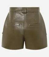 Short pollera de tiro medio confeccionado en poliuretano con acabado símil cuero. Presenta diseño de corte recto, cierre frontal con cremallera, trabillas para cinturón y dos bolsillos delanteros con solapa.