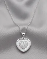 Collar de plata 925 con dije en forma de corazón, compuesto por una base de nácar y un centro pavé de circonias brillantes.