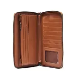 Billetera grande tipo fichero marca XL, color marrón, confeccionada en material símil cuero con textura granulada. Presenta cierre perimetral, logo metálico plateado en el frente y correa de mano extraíble.