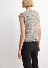 Top de tweed sin mangas con cuello redondo y terminaciones deshilachadas.