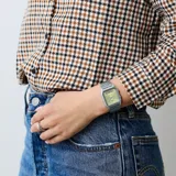 Reloj Casio modelo AQ230A con diseño ana-digi, caja de 30mm y brazalete de acero inoxidable. Presenta una esfera color champagne con manecillas analógicas y una pantalla digital inferior para funciones adicionales.