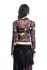 Top de mangas largas de tul con cuello alto y estampado abstracto en tonos marrones, amarillos y negros.