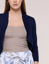 Cardigan tejido estilo bolero de color blanco, con mangas cortas y diseño frontal abierto.
