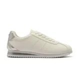 Championes deportivos de estilo urbano color blanco, con detalles en plateado metalizado en el talón y la entresuela. Presentan costuras decorativas en zigzag en los laterales y cierre mediante cordones.