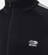 Campera deportiva de cuello alto con cierre frontal completo, mangas largas con rayas laterales blancas contrastantes y bolsillos laterales. Presenta un bordado pequeño en el pecho.