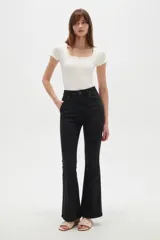 Pantalón jean oxford de talle alto con bolsillos y diseño ajustado en las piernas que se ensancha hacia el dobladillo.