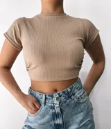 Remera corta de morley con mangas cortas y tiras para atar en la cintura.