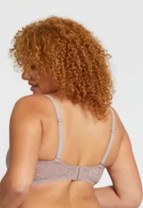 Bralette de encaje floral con diseño sin aros y sin relleno. Cuenta con forro interno de microtul elastizado, breteles regulables y cierre posterior con broches de tres posiciones.