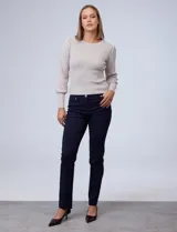 Pantalón slim fit de gabardina elastizada color azul marino, marca Zac & Rachel. Tiene pretina con pasadores, botón y cierre. Cuenta con tres bolsillos delanteros y bolsillos ojal traseros.