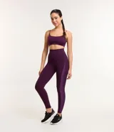 Legging deportiva Get Over de poliamida color violeta, de talle alto con bolsillo funcional y detalles texturizados en los laterales.