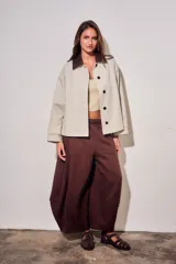 Pantalón babucha de lyocell color marrón, de corte ancho y silueta abombada, con cintura elástica fruncida.