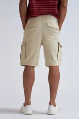 Bermuda cargo color beige claro, con bolsillos laterales tipo cargo con solapa y cierre frontal.
