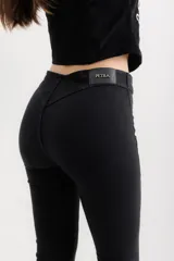 Pantalón de jean negro acampanado con terminación desflecada.