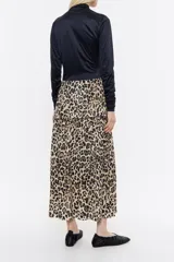 Falda larga con vuelo de viscosa con estampado animal print. Modelo de corte línea A, cierre de cremallera lateral invisible, y cadera ajustable con pestaña y cordones de tejido.
