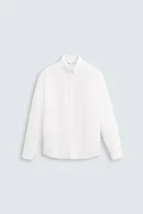 Camisa blanca de corte relajado (relaxed fit) confeccionada en una mezcla de lino y algodón. Presenta cuello abotonado (button-down), manga larga con puño abotonado y un bolsillo de parche en el pecho.