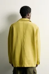 Sobrecamisa de algodón con efecto lavado, corte relaxed fit, cuello solapa, manga larga, bolsillos frontales tipo parche con solapa y cierre de botones oscuros.