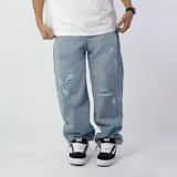 Jeans baggy oversize de color azul claro, con diseño desgastado y roturas en las rodillas y muslos.