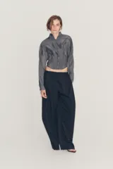Corset tipo bomber de la colección Zara Woman, confeccionado en hilatura con mezcla de viscosa transparente, con cuello subido, manga larga y varillas interiores que definen la estructura. Cuenta con cierre frontal mediante ganchos metálicos.
