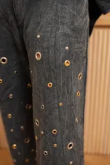 Pantalón azul de corte recto y fluido, con ojales metálicos integrales.