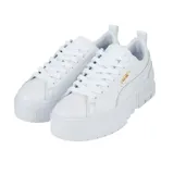 Championes Puma modelo Mayze Classic, de diseño urbano con plataforma elevada y suela dentada. Presentan una silueta de corte bajo en color blanco total, con el logo de la marca en dorado en el lateral y en la lengüeta, y el nombre Puma grabado en relieve en la parte trasera de la suela.