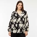 Blusa de manga larga con cuello en V, confeccionada en tejido ligero con estampado floral en blanco y negro.