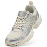 Championes Puma modelo Milenio Tech, color arena con detalles metalizados en tono plata. Presentan base de malla transpirable, suela robusta y el característico diseño de la franja Formstrip en el lateral.