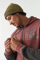 Campera de felpa de diseño color block en tonos marrón y negro, con capucha con cordón ajustable, cierre frontal y bolsillos. Presenta lettering estampado en el pecho.