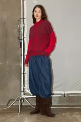 Campera de punto con cierre frontal, diseño bicolor en tonos bordó y rojo, con mangas largas y textura combinada de tejido liso y acanalado.