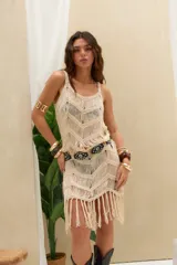 Vestido midi crudo de tejido de punto con patrón en zigzag, tirantes anchos, escote redondo y flecos en el bajo.