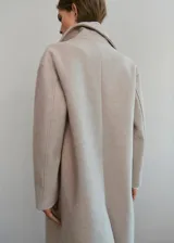 Abrigo midi de corte recto con cierre de doble botonadura, cuello con solapas de muesca y bolsillos laterales. Cuenta con manga larga y forro interior.