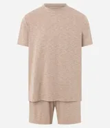 Pijama corto de hombre confeccionado en malla flameada de color gris con efecto mezcla, compuesto por una remera de manga corta con cuello redondo y un short con cintura elástica.