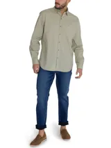 Camisa de manga larga color verde sage, confeccionada en popelina de algodón orgánico. Presenta cuello camisero, cierre frontal con botones de madera, bolsillo en el pecho con logo bordado y mangas ajustables con botones.