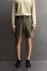 Bermuda de Zara Athleticz color verde militar, confeccionada en tejido técnico compacto y elástico, con bolsillos curvados y cierre frontal con cremallera y botón a presión oculto.