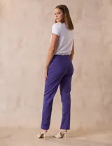 Pantalón celeste en gabardina elastizada marca Zac & Rachel. Pretina ancha con faja interna modeladora. Largo de pierna con costura frontal pespunteada. Trasera con bolsillos ojal simulados.
