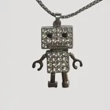 Collar con dije de robot plateado cubierto de cristales brillantes y cadena de eslabones finos. El robot tiene cabeza cuadrada, cuerpo rectangular, brazos curvos y piernas rectangulares.
