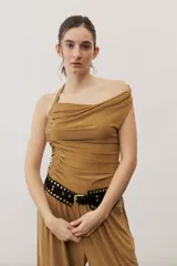 Top negro con diseño cruzado tipo halter, escote pronunciado y fruncido lateral.