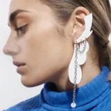 Aro trepador asimétrico de acero quirúrgico plateado.