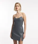 Vestido corto sin breteles, confeccionado en cuero sintético color gris. Presenta corte ajustado al cuerpo y abertura lateral en la falda.