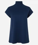 Blusa en punto texturizado color azul marino, con cuello alto acanalado, manga corta amplia, aberturas en los laterales de la parte baja y diseño de la marca Marfinno.