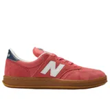 Championes New Balance modelo 500, color rosado con detalles en blanco y suela de goma color caramelo. Presenta el logo característico en los laterales y refuerzo en el talón en color azul marino.