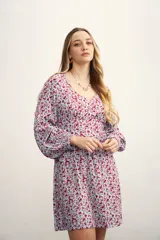 Vestido corto con estampado animal print en tonos verde y blanco, escote en V y mangas 3/4 acampanadas.