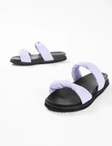 Sandalias negras de cuero sintético con plataforma delantera de 2 cm y plataforma trasera de 3 cm.