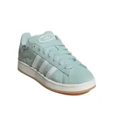 Championes Adidas Campus 00S W color celeste con las tres tiras laterales blancas, confeccionados en gamuza con suela color crema.